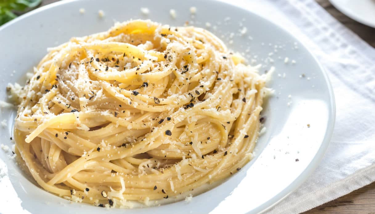 spaghetti cacio e pepe - roman cuisine