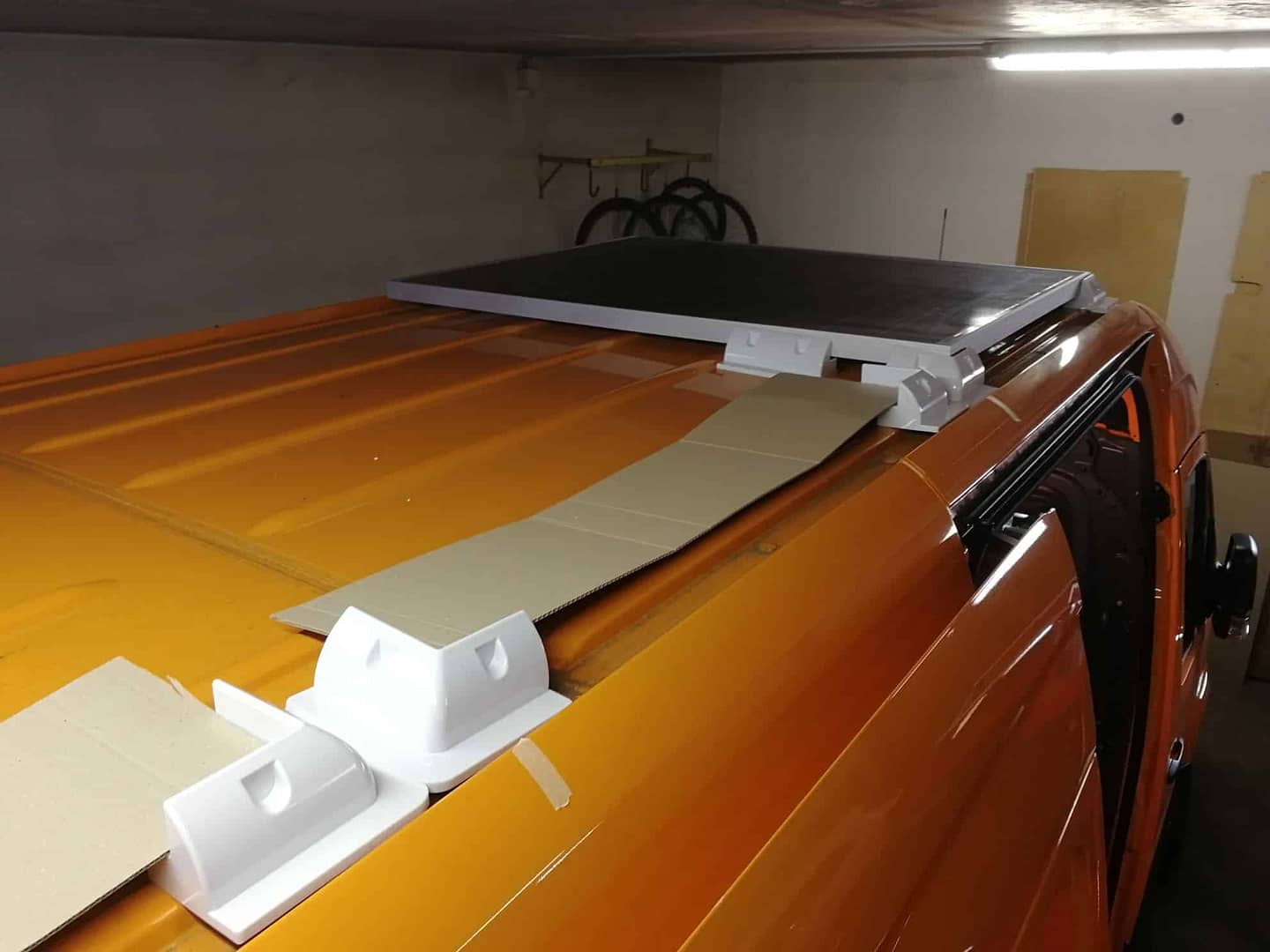 prendere le misure per installare i moduli fotovoltaici sul tetto del van