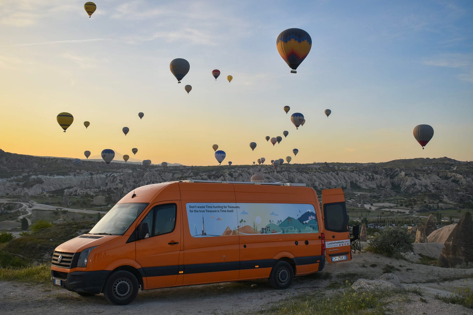 il nostro furgone camperizzato all'alba in cappadocia