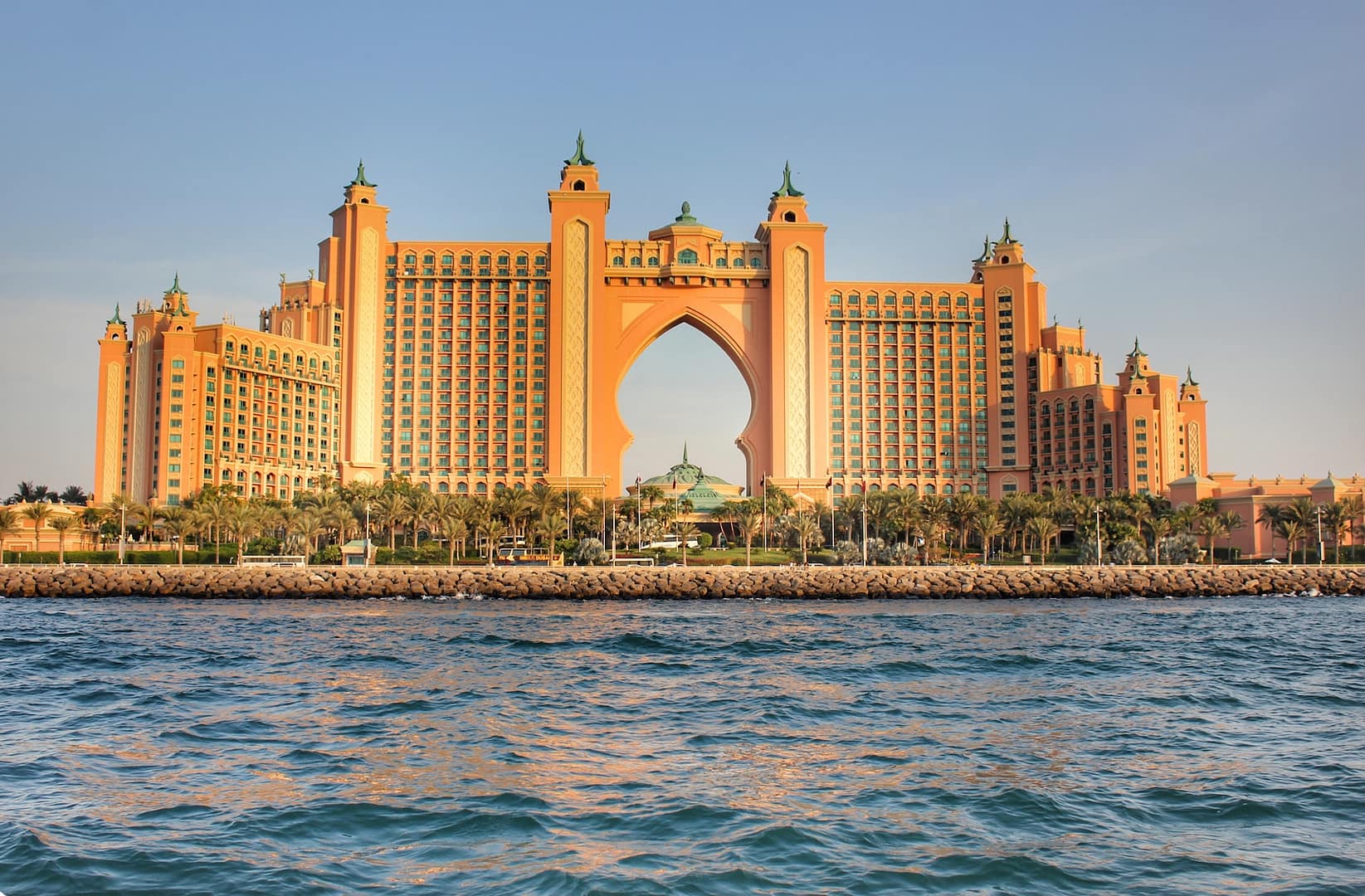 dubai is a city of 5 stars hotels - crazy facts curiousities