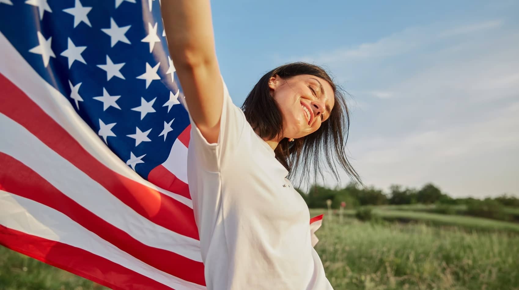 tips to choose and install an e-sim when traveling to the us - girl with us flag