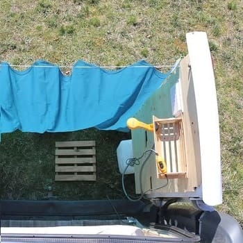doccia solare esterna dietro al van